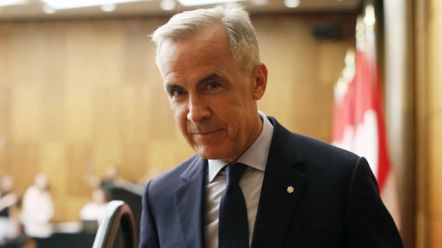 Le premier ministre canadien Mark Carney quitte les lieux après avoir pris la parole lors d'une conférence de presse au National News Theater, sur la Colline du Parlement à Ottawa, en Ontario, au Canada, le 22 août 2025.
