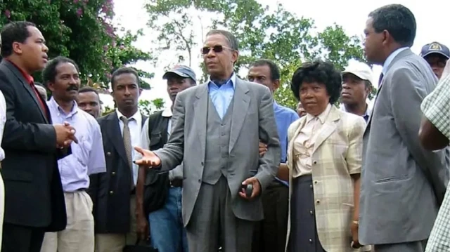 Le président sortant de Madagascar, Didier Ratsiraka (au centre), son épouse Celine Ratsiraka et des responsables se rendent dans la région de Toamasina après de graves inondations, le 14 mai 2002.