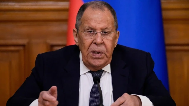 Le ministre russe des Affaires étrangères, Sergueï Lavrov, s'exprime lors d'une conférence de presse conjointe avec le ministre indien des Affaires étrangères à la résidence de Zinaida Morozova à Moscou, le 21 août 2025.