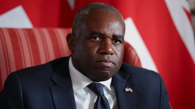 Le ministre britannique des Affaires étrangères, David Lammy, accueille le vice-président américain JD Vance (absent de la photo) à Chevening House, à Chevening, dans le sud-est de l'Angleterre, le 8 août 2025. 