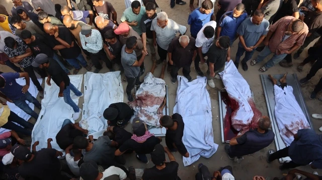 Les Palestiniens pleurent leurs proches, tués lors de frappes israéliennes, avant leurs funérailles à l'hôpital Al-Shifa de Gaza City, le 21 août 2025. Le 20 août, le ministre israélien de la Défense a approuvé un plan militaire visant à conquérir Gaza City, autorisant la mobilisation d'environ 60 000 réservistes, ce qui accentue la pression sur le Hamas alors que les médiateurs font pression pour obtenir un cessez-le-feu.