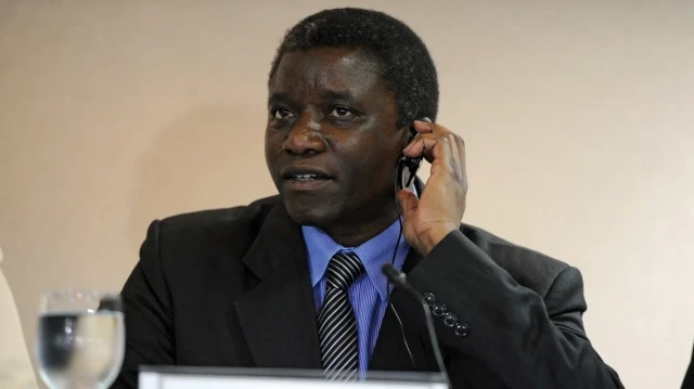 Le Rapporteur spécial des Nations Unies sur les droits de l'homme des personnes déplacées à l'intérieur de leur propre pays, Chaloka Beyani, écoute les questions lors d'une conférence de presse à Tegucigalpa, le 27 novembre 2015.