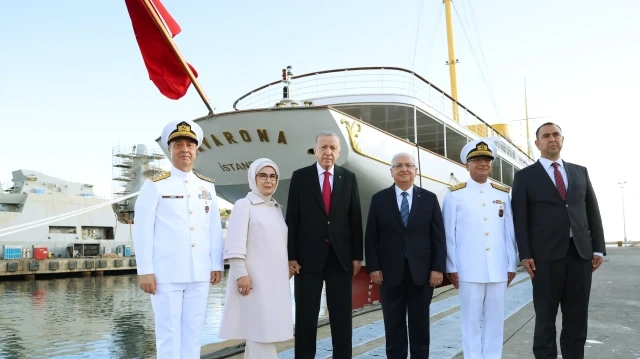Dans le cadre du TEKNOFEST "Blue Homeland", une parade navale grandiose aura lieu demain dans le détroit d'Istanbul, à laquelle participeront les plateformes d'élite de la marine turque. Les éléments de la marine, dont le TCG Anadolu, le TCG Savarona et le sous-marin TCG Hızırreis, navigueront dans le détroit entre 15h30 et 18h30. Le président turc Recep Tayyip Erdoğan et son épouse Emine Erdoğan assisteront demain à la parade.
