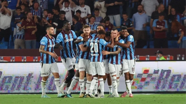 Trabzonsporlu futbolcuların gol sevinci.