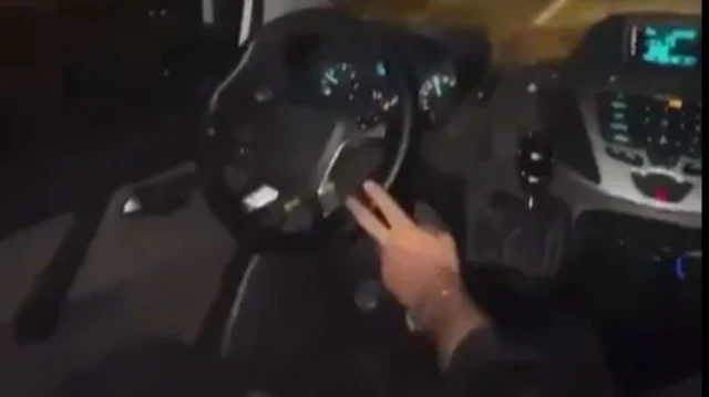 Düzce’de hafif ticari aracını yan koltuğa oturarak kullanıp o anları sosyal medyada paylaşan sürücünün ehliyetine el konuldu ve idari para cezası kesildi.