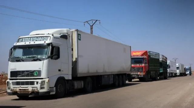 سوريا.. 12 شاحنة مساعدات تدخل السويداء من درعا