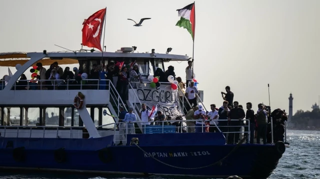 Des personnes participent à l'événement organisé par le mouvement "Open Rafah" afin de manifester leur solidarité avec Gaza. Elles arrivent près de la Tour de la Vierge, au large de la côte d'UskUdar, à bord de bateaux partis de Karakoy, pour se rassembler au Bosphore à Istanbul, en Türkiye, le 23 août 2025.