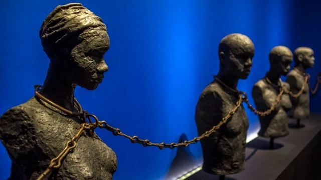 Une photo prise le 8 mai 2015 montre une pièce intitulée "Chaîne d'esclaves à quatre jougs" provenant du couvent vaudou Dexue à Adounko, au Bénin, datant du XIXe siècle, au Mémorial ACTe, Centre caribéen d'expression et de mémoire de l'esclavage et de la traite négrière, à Pointe-à-Pitre. 