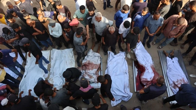 Les Palestiniens pleurent leurs proches, tués lors de frappes israéliennes, avant leurs funérailles à l'hôpital Al-Shifa de Gaza City, le 21 août 2025. Le 20 août, le ministre israélien de la Défense a approuvé un plan militaire visant à conquérir Gaza City, autorisant la mobilisation d'environ 60 000 réservistes, ce qui accentue la pression sur le Hamas alors que les médiateurs font pression pour obtenir un cessez-le-feu.