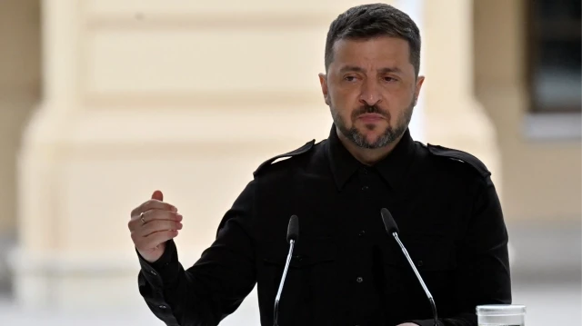 Le président ukrainien Volodymyr Zelensky s'exprime lors d'une conférence de presse avec le Premier ministre canadien à l'issue de discussions au palais Mariinsky à Kiev, le 24 août 2025, dans le contexte de l'invasion russe en Ukraine. Mark Carney est arrivé à Kiev le 24 août 2025 pour célébrer la fête de l'indépendance ukrainienne, alors que les dirigeants mondiaux font pression pour mettre fin à la guerre entre l'Ukraine et la Russie.
