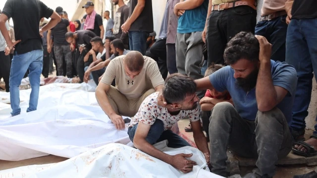 Les Palestiniens pleurent leurs proches, tués lors de frappes israéliennes, avant leurs funérailles à l'hôpital Al-Shifa de Gaza City, le 21 août 2025. Le 20 août, le ministre israélien de la Défense a approuvé un plan militaire visant à conquérir Gaza City, autorisant la mobilisation d'environ 60 000 réservistes, ce qui accentue la pression sur le Hamas alors que les médiateurs font pression pour obtenir un cessez-le-feu.