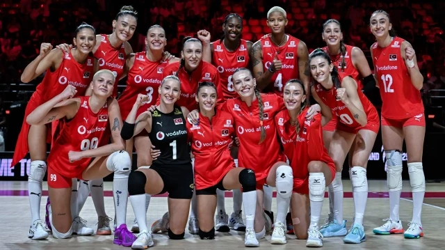 Lors du Championnat du monde de volley-ball féminin de la FIVB, les équipes de Türkiye et d'Espagne se sont affrontées au Korat Chatchai Sports Hall de Nakhon Ratchasima.