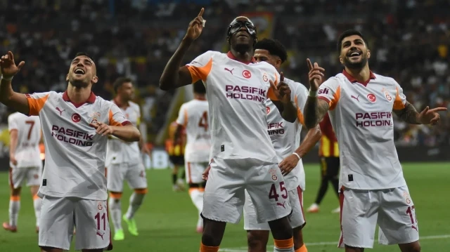 Galatasaraylı futbolcuların gol sevinci.