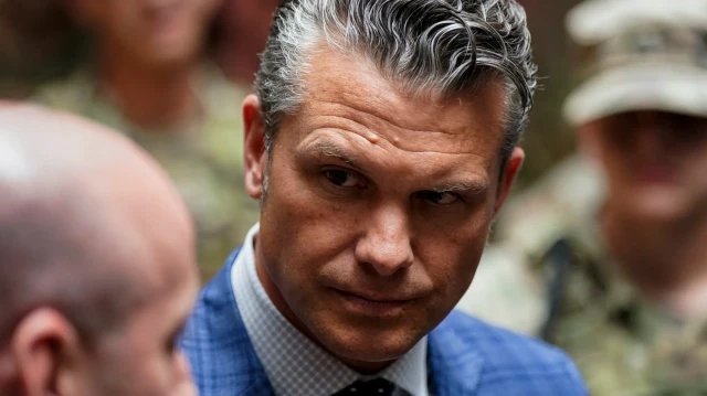 Le ministre de la Défense Pete Hegseth participe à une réunion avec des membres de la Garde nationale lors d'une visite à Union Station le 20 août 2025 à Washington, D.C. 