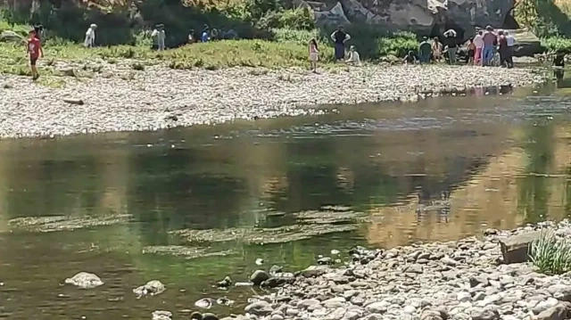 NEVŞEHİR'DE KIZILIRMAK'A GİREN 3 KİŞİ BOĞULMA TEHLİKESİ GEÇİRDİ. ÇEVREDEKİ VATANDAŞLAR TARAFINDAN ÇIKARTILAN GENÇLERDEN BİRİNİN DURUMU AĞIR.