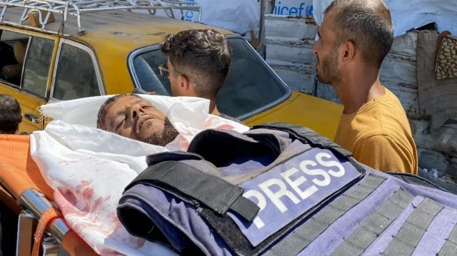 Des personnes en deuil transportent le corps de Hussam al-Masri, un collaborateur de Reuters tué lors d'une frappe israélienne sur l'hôpital Nasser à Khan Yunis, dans le sud de la bande de Gaza, lors de ses funérailles le 25 août 2025.