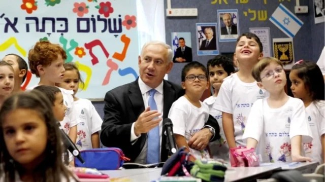 Le Premier ministre israélien Benjamin Netanyahu dans une école.