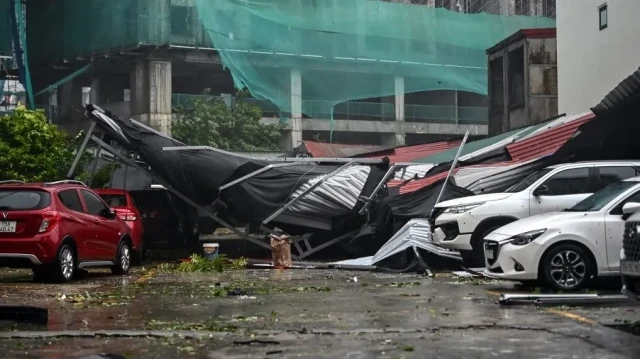 Des voitures sont recouvertes de débris dans un parking après le passage du super typhon Yagi qui a frappé Hai Phong le 7 septembre 2024.