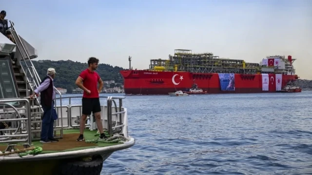 La première plateforme flottante de production de gaz naturel de Turquie, "Osman Gazi", traverse le Bosphore, à Istanbul, le 29 mai 2025.