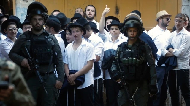 Les colons israéliens, qui s’approprient des terres palestiniennes, ont organisé une tournée provocatrice à El Khalil (Hébron) sous la protection des forces israéliennes, le 17 juillet 2025.