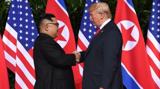 US President Donald Trump (R) and North Korean leader Kim Jong-un (L)