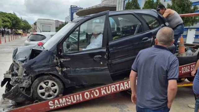 Kaza sonrası hurdaya dönen aracından inemedi: Hastaneye çekiciyle gitti