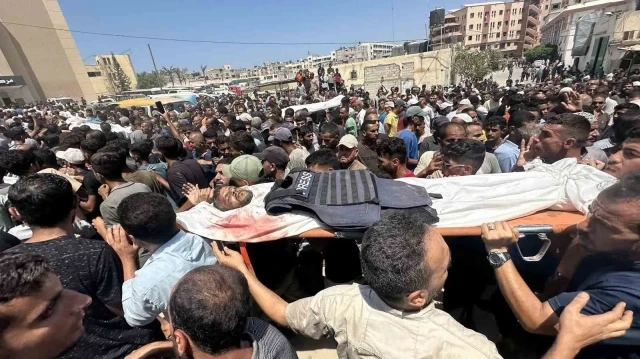 Rassemblement devant les victimes de l’attaque aérienne menée par les forces israéliennes contre l’hôpital Nasser, situé à Khan Younès, dans le sud de la bande de Gaza, le 25 août 2025.