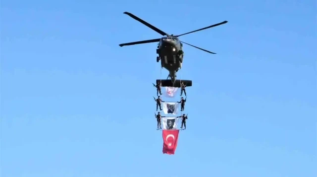 Malazgirt Zaferi’nin 954. yıl dönümünde jandarma helikopterlerinden nefes kesen gösteri