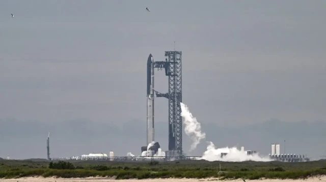Le vaisseau spatial Starship de SpaceX est visible sur la rampe de lancement à Starbase, au Texas, le 24 août 2025.