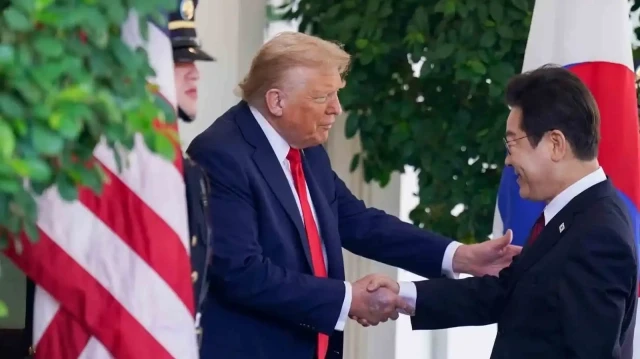 Trump'ın elindeki morluğa Beyaz Saray'dan açıklama: Sürekli el sıkışmaktan