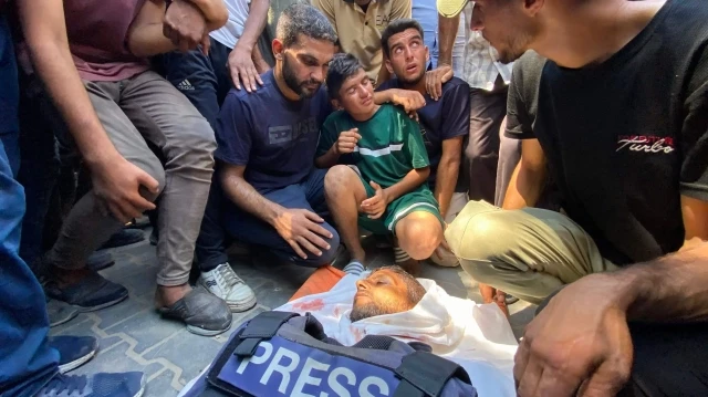 Les proches du contractuel de Reuters, Hussam al-Masri, tué lors d’une frappe israélienne sur l’hôpital Nasser à Khan Younès, dans le sud de la bande de Gaza, pleurent sur son corps avant ses funérailles le 25 août 2025.
