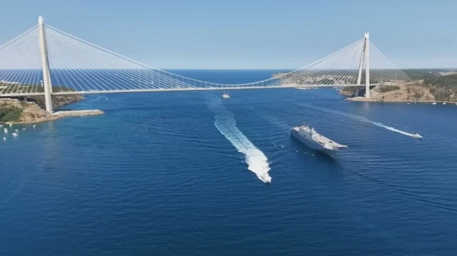 Le porte-aéronef turc TCG Anadolu, dans le passage du Bosphore, à hauteur du pont Yavuz Selim, le 24 août 2025.