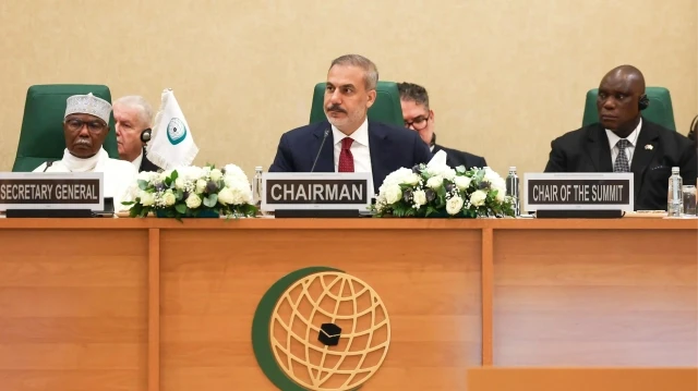 Le ministre turc des Affaires étrangères, Hakan Fidan, prononce le discours d'ouverture en tant que président de la séance lors d'une réunion d'urgence de l'Organisation de la Coopération Islamique (OCI) sur Gaza, le 25 août 2025 à Djeddah, en Arabie saoudite.
