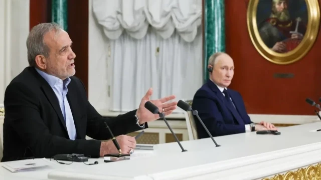 Sur cette photo de groupe diffusée par l'agence d'État russe Sputnik, le président russe Vladimir Poutine et le président iranien Masoud Pezeshkian font une déclaration à la presse à l'issue de leurs discussions au Kremlin, à Moscou, le 17 janvier 2025.
