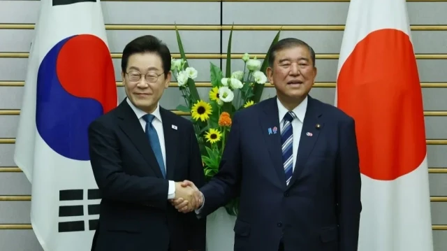 Le président sud-coréen Lee Jae Myung (à gauche) rencontre le Premier ministre japonais Shigeru Ishiba à Tokyo le 23 août 2025.