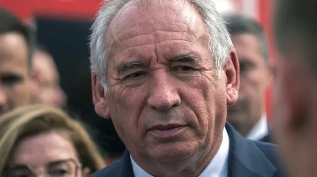 Le Premier ministre français François Bayrou observe la situation lors d'une visite au poste de commandement installé à Saint-Laurent-de-la-Cabrerisse, dans le sud de la France, où un incendie de forêt a ravagé une vaste zone le 6 août 2025.