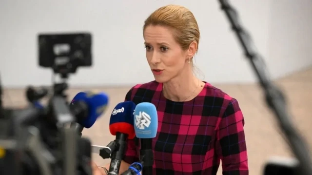 Kaja Kallas, haute représentante de l'Union européenne pour les affaires étrangères et la politique de sécurité et vice-présidente de la Commission européenne, s'adresse aux journalistes avant la réunion ministérielle UE-Voisinage sud à Bruxelles, le 14 juillet 2025.