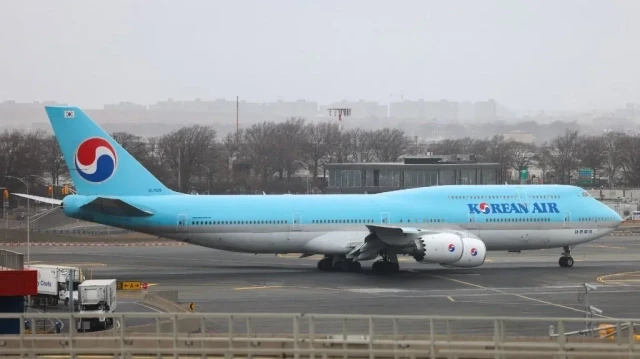 Un avion de ligne Boeing 747 de la compagnie Korean Air roule sur le tarmac de l'aéroport John F. Kennedy à New York, le 5 mars 2025.