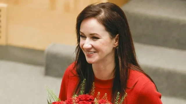 La nouvelle Première ministre lituanienne, Inga Ruginiene, tient un bouquet de fleurs alors qu'elle assiste à une session du Seimas de la République de Lituanie, à Vilnius, le 26 août 2025. Le 14 août 2025, le président lituanien a nommé la députée social-démocrate Inga Ruginiene au poste de Première ministre, après la démission de l'ancien chef du gouvernement Gintautas Paluckas dans le cadre d'une enquête pour corruption.