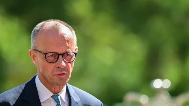 Le chancelier allemand Friedrich Merz attend l'arrivée du Premier ministre belge pour des discussions bilatérales le 26 août 2025 à la Chancellerie à Berlin.