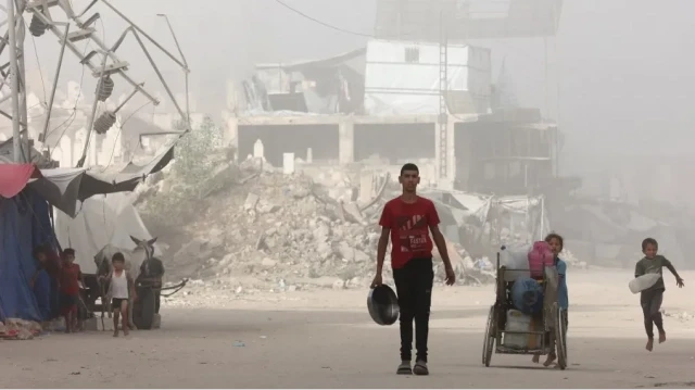 Des Palestiniens fuient leurs maisons dans le quartier de Zeitoun, à Gaza, le 26 août 2025. Le 20 juin, le ministre israélien de la Défense a approuvé un plan militaire visant à conquérir la ville de Gaza, autorisant la mobilisation d'environ 60 000 réservistes, ce qui accentue la pression sur le Hamas alors que les médiateurs font pression pour obtenir un cessez-le-feu.