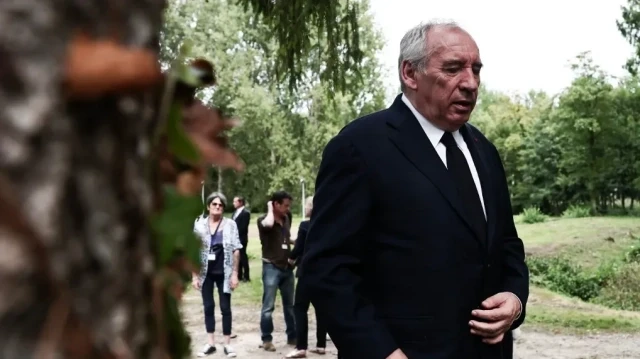 Le Premier ministre français François Bayrou marche lors des Universités d'été de la Confédération française démocratique du travail (CFDT) au domaine de Bierville à Boissy-la-Rivière, au sud de Paris, le 26 août 2025.