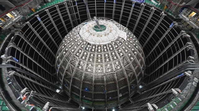 Le Jiangmen Underground Neutrino Observatory, une avancée majeure pour la physique des particules dans le gigantesque observatoire souterrain de neutrinos chinois.