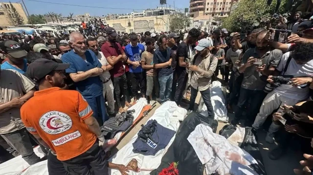 Prière mortuaire pour les journalistes ciblés à Gaza par l'armée israélienne, le 25 août 2025.