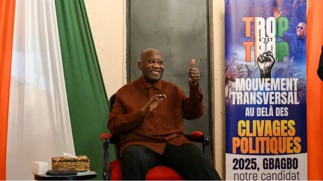 L'ancien président ivoirien Laurent Gbagbo, président du Parti populaire africain de Côte d'Ivoire (PPA-CI), fait un geste avant la signature d'un "accord commun" entre le PPACI et le Parti démocratique de Côte d'Ivoire (PDCI) pour exiger des élections présidentielles inclusives en octobre 2025 et la présentation du mouvement citoyen "Assez c'est assez" à Abidjan le 19 juin 2025.