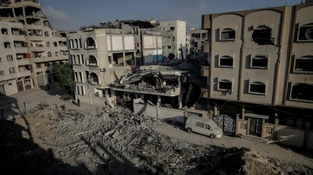 L’armée israélienne a mené une attaque contre un immeuble appartenant à la famille Kaheel dans le quartier Karama de la ville de Gaza, le 25 août 2025.