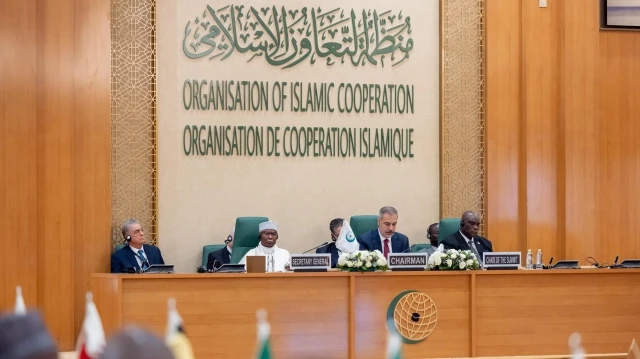 Le ministre turc des Affaires étrangères et président de la session, Hakan Fidan (à droite), assiste à la 21ᵉ réunion extraordinaire du Conseil des ministres des Affaires étrangères de l’Organisation de la coopération islamique (OCI) à Djeddah, Arabie saoudite, le 25 août 2025.
