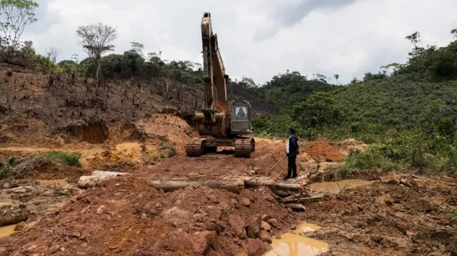 Des travailleurs chinois réhabilitent la route menant à leur mine semi-industrielle à Kamituga, dans la province du Sud-Kivu, à l'est de la République démocratique du Congo, le 21 septembre 2024.