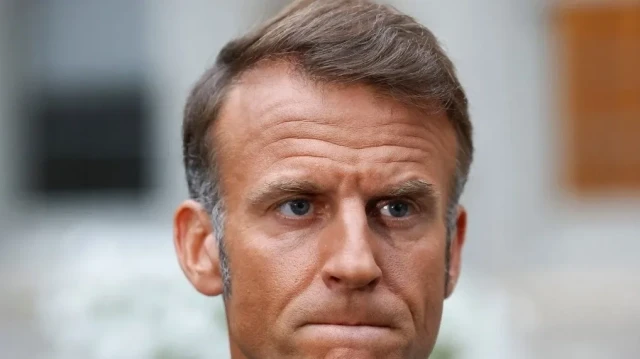 Le président français Emmanuel Macron s'adresse aux médias depuis la résidence de l'ambassadeur de France à Washington, DC, le 18 août 2025, à l'issue d'une réunion avec le président américain Donald Trump, le président ukrainien Volodymyr Zelenskiy et des dirigeants européens dans le cadre des négociations visant à mettre fin à la guerre menée par la Russie en Ukraine.