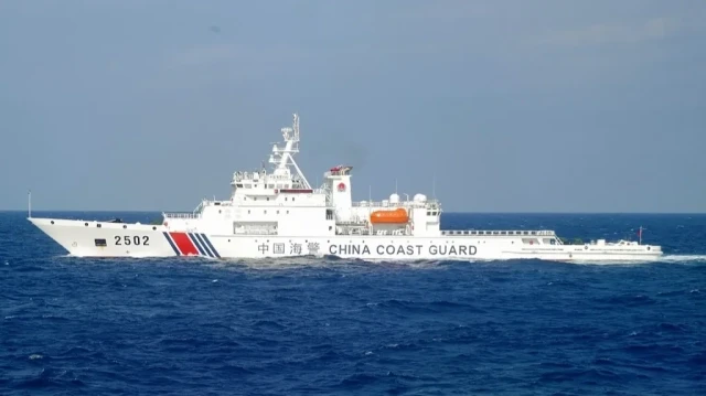 Le patrouilleur chinois Haijing 2502 navigue dans les eaux proches des îles Senkaku, objet d'un litige, en mer de Chine orientale, le 6 novembre 2016. Le Japon a protesté auprès de la Chine après que quatre navires chinois ont pénétré dans les eaux entourant les îlots, appelés Senkaku au Japon et Diaoyu en Chine, vers 10 heures du matin, heure locale (01h00 GMT), selon les garde-côtes japonais.